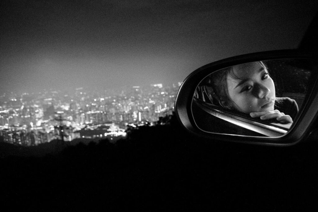 MÉNOS: The Weight of Silhouette